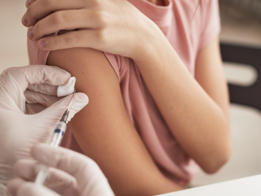 Informace o očkování vyhledává 90 procent Čechů, víc jak polovina z nich se obrací na praktické lékaře