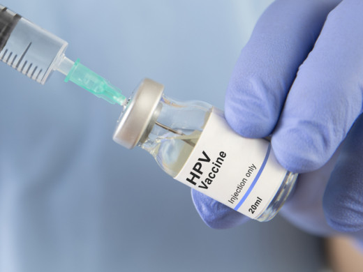 Pojišťovny nově zaplatí očkování proti HPV dalším „náctiletým“