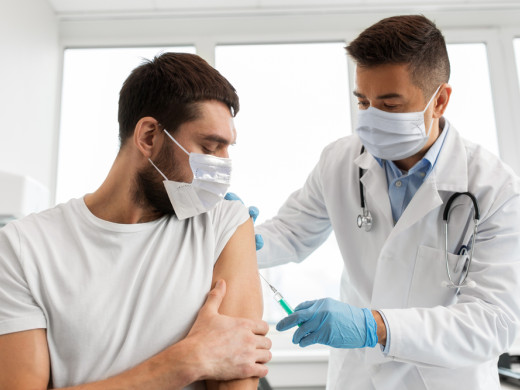 MHRA schválila vakcínu proti COVID‑19, další v procesu registrace